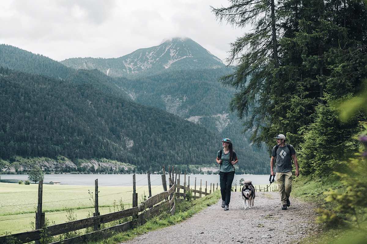 Abschnitte der Alpenüberquerung führen gemütlich entlang von Seen.
