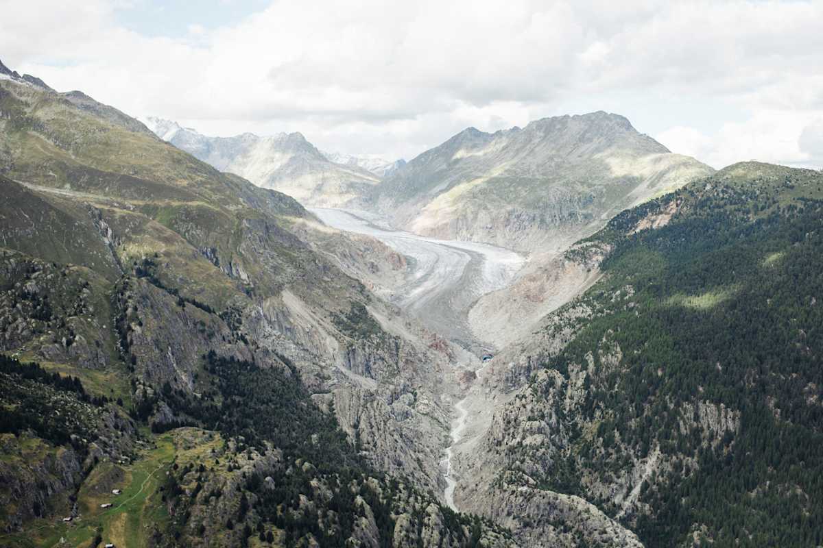 Die Oberaletschhütte liegt direkt über dem beeindruckenden Aletschgletscher im Wallis.