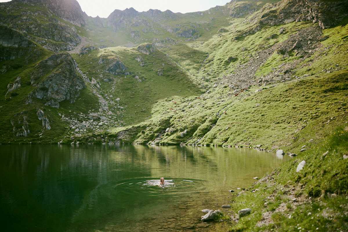 Bergsee Person schwimmt