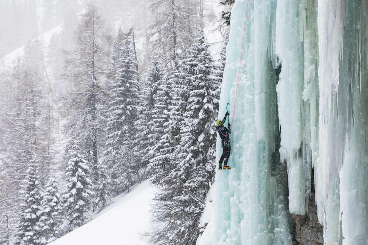 Felix Gruber beim Eisklettern
