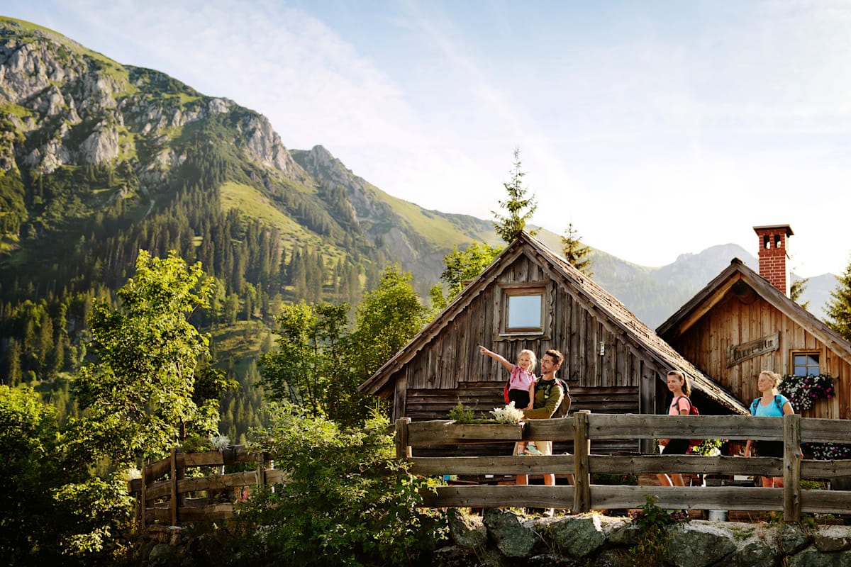 Die Johnsbacher Almrunde begeistert mit urigen Hütten und weitläufigen Almwiesen.