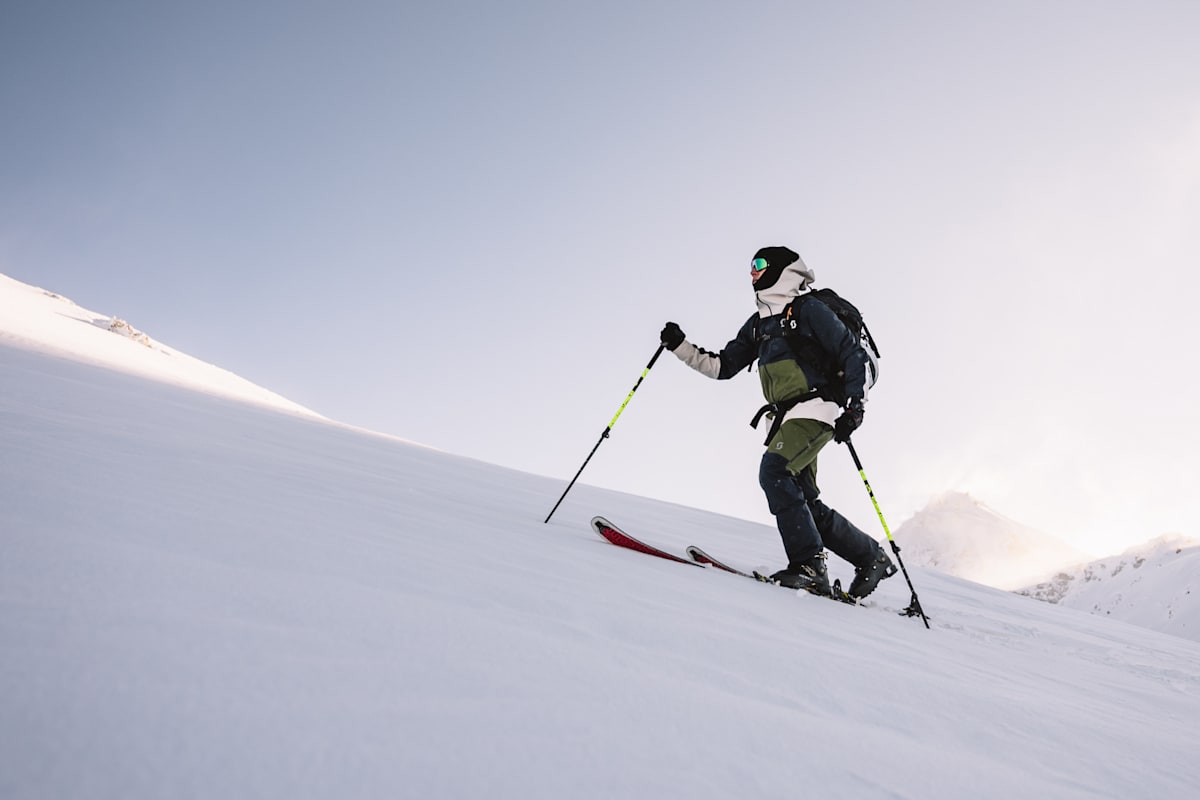 Mann beim Aufstieg Skitourengehen