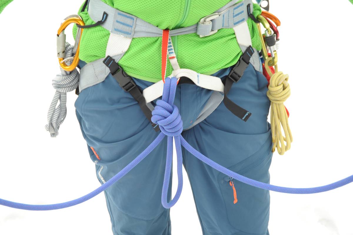 Anseilen: Mittelpersonen können sich auch direkt mit einem gesteckten Sackstich („Führerknoten“) einbinden.