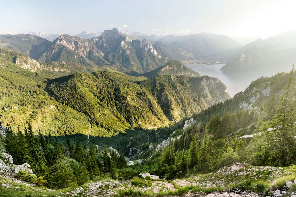 Blick vom Traunstein Richtung Süden – im Hintergrund die „Schlafende Griechin“, der Erlakogel (1.575 m), dahinter das Tote Gebirge. Im Tal die Gemeinde Ebensee am Südende des Traunsees.