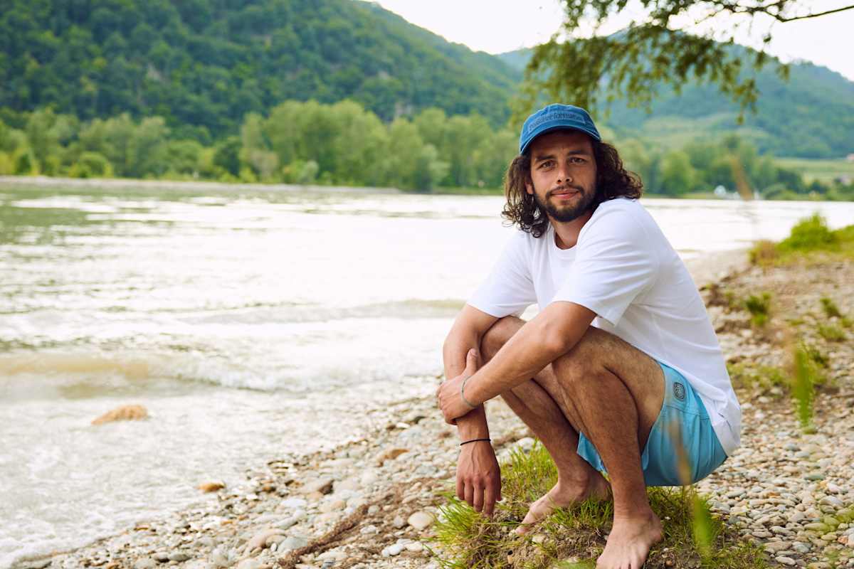 Leo an der Donau im T-Shirt von Adidas Terrex und Shorts von Patagonia