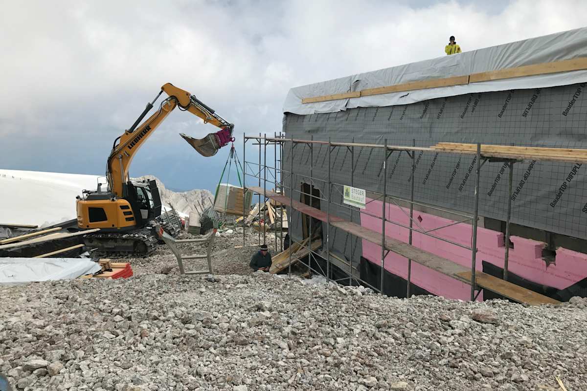 Immer wieder muss der unfertige Holzbau aufgrund schlechten Wetters eingepackt werden.
