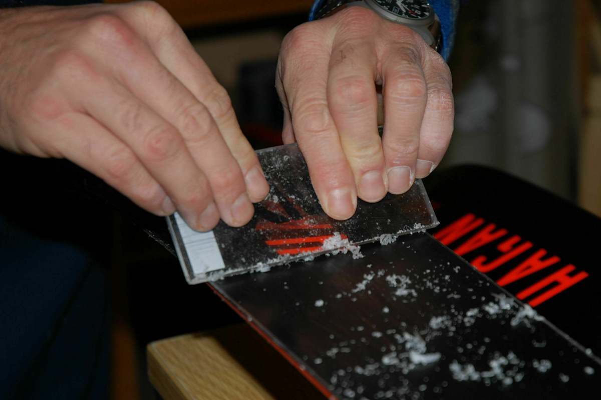 Skiwachs-Service: Wachs vom Belag abziehen