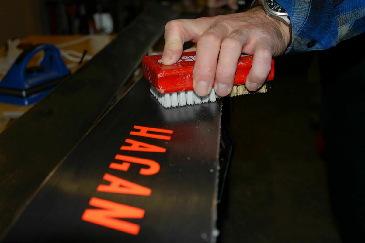 Skiwachs-Service: Wachs vom Belag bürsten