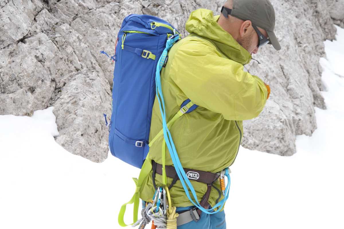 Schweizer Schlinge: Eine mittels Ankerstich am Hüftgurt und am Rucksack-Tragegriff befestigte (hier blaue) Bandschlinge.