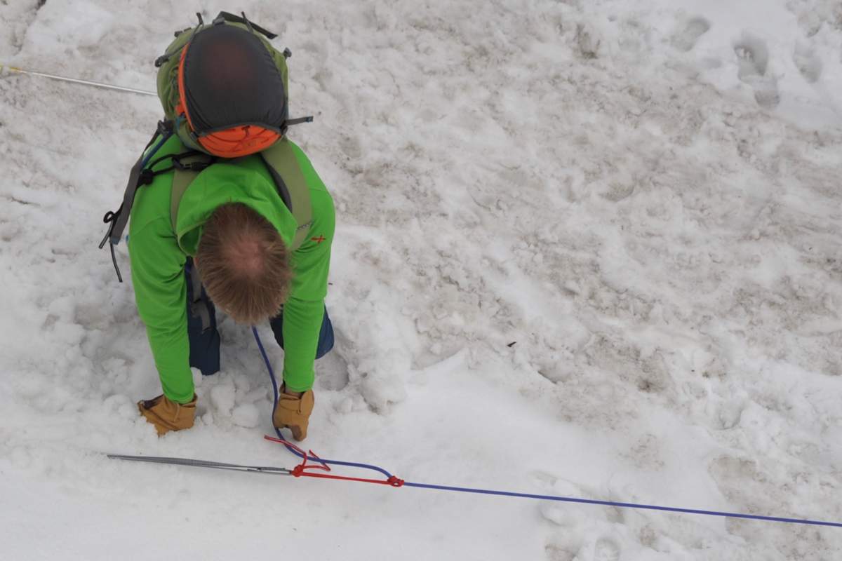 Spaltenrettung - Seilrolle: Verankerung verbessern