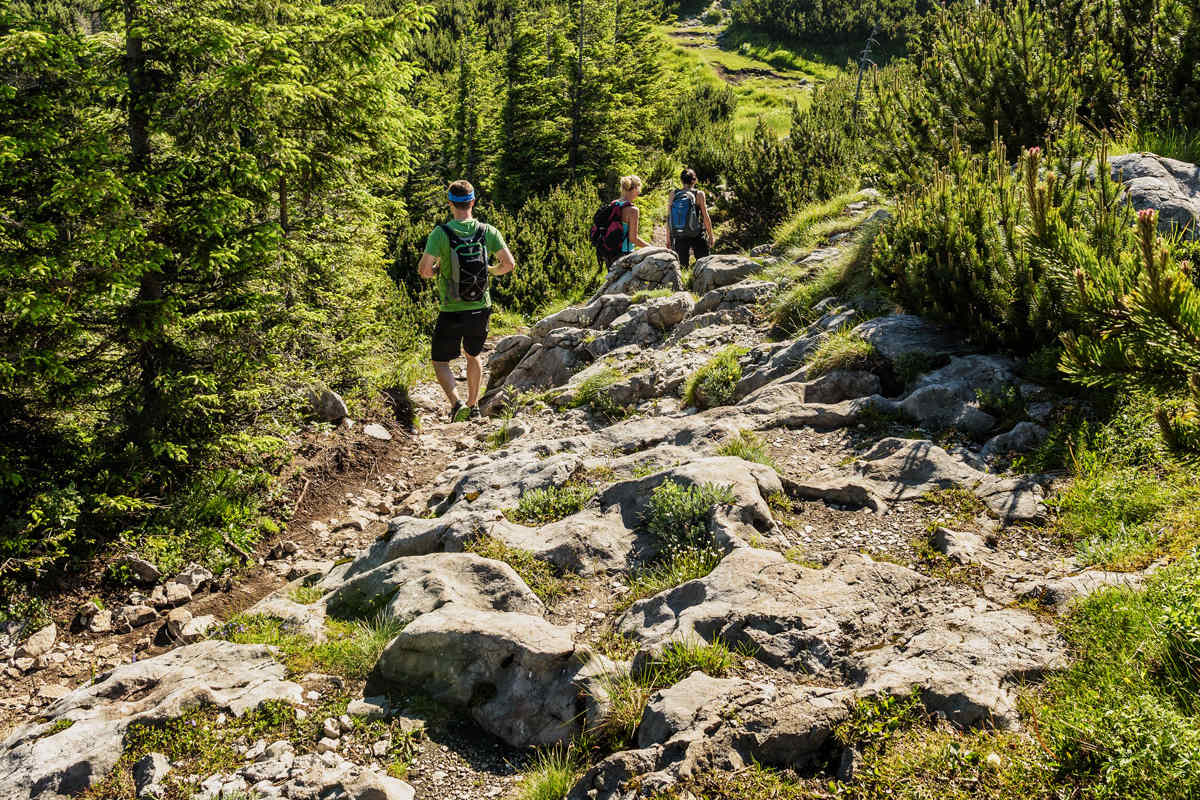 Unterwegs am Mairalmsteig, der ältesten und einfachsten Route auf den Traunstein. Links oben die Gmundner Hütte, vorn das Gipfelkreuz.