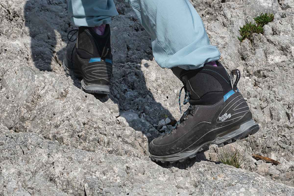 Großaufnahme von Bergschuhen