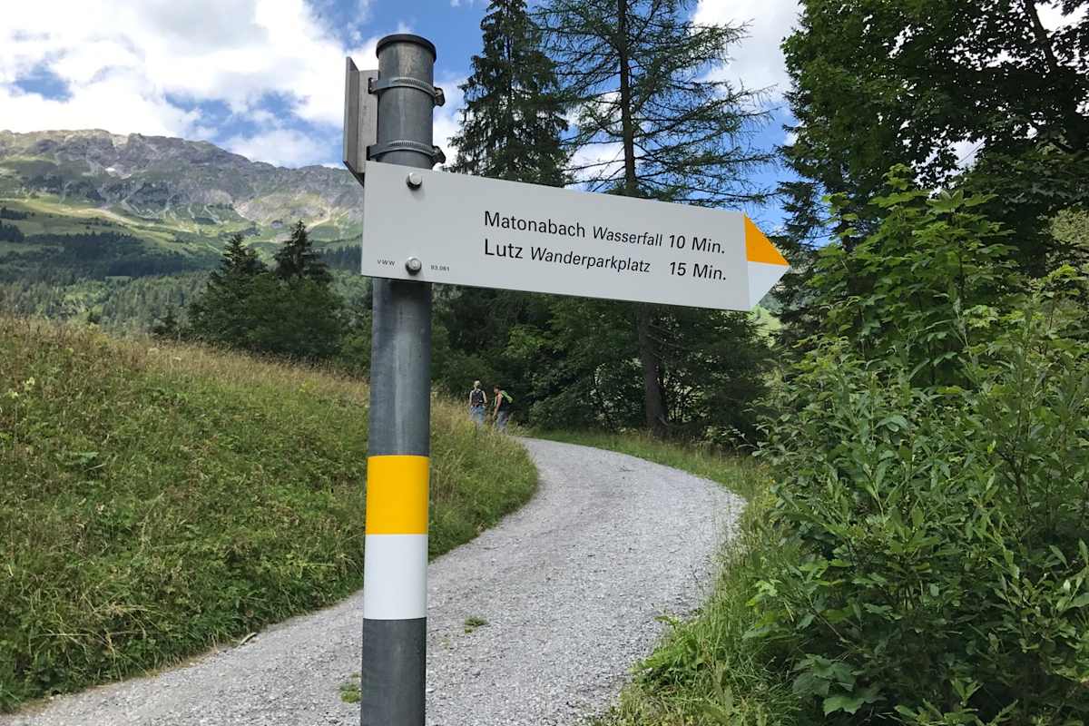 Leichte Wanderwege werden in Vorarlberg gelb-weiß gekennzeichnet.