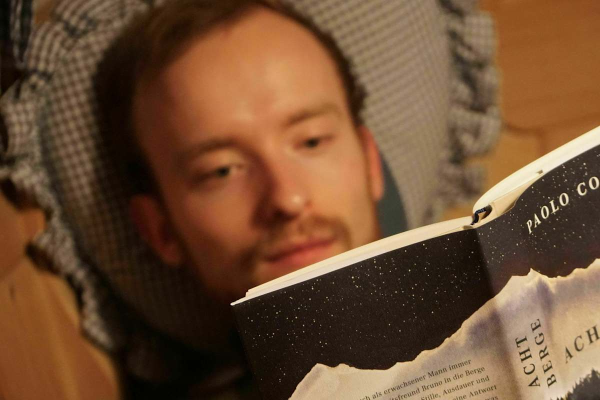 Hüttenabend: Lesen in der Stube