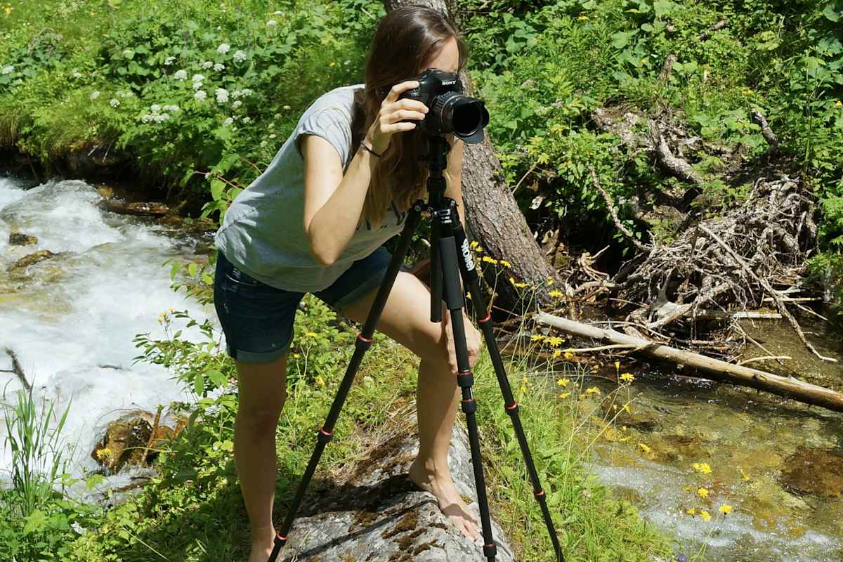 Hobbyfotografin Anna beim Fotografieren mit Stativ: C5i Carbon von Rollei