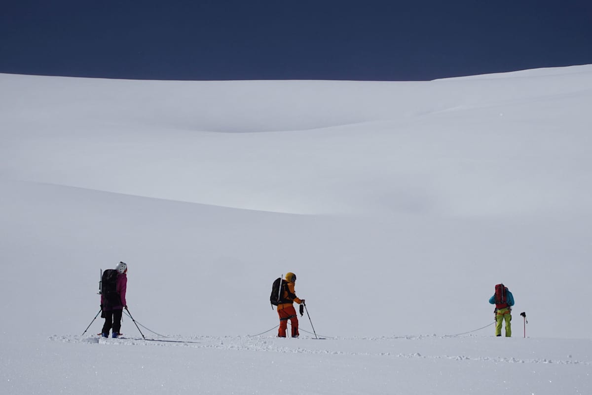 Hochtour: Je nach Gruppengröße betragen die Abstände mindestens 8 bis 10 m.