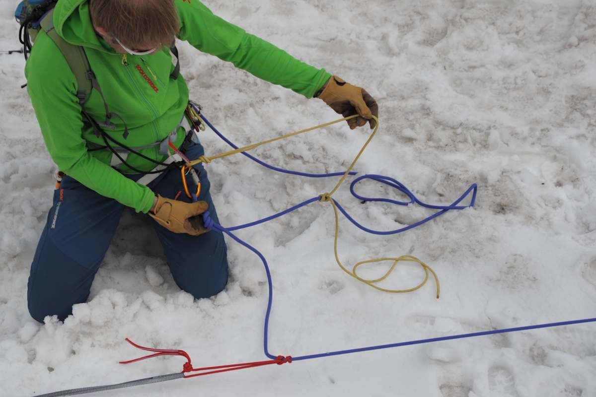 Spaltenrettung - Seilrolle: Vorgehen zum Spaltenrand