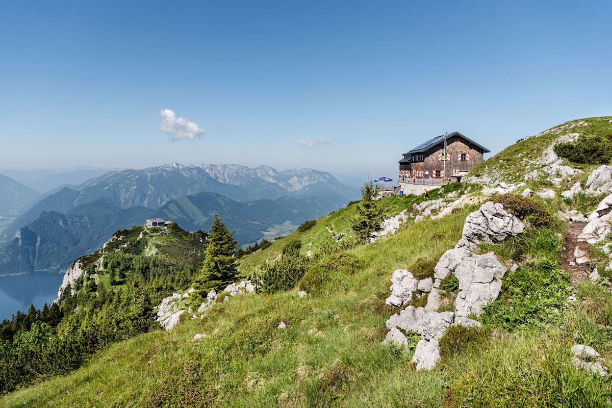 Die Gmundner Hütte in aussichtsreicher Lage.