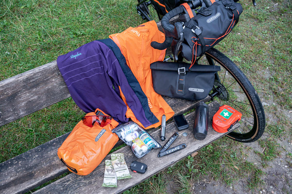 Vom Reifenheber bis zum Erste-Hilfe-Set: Oft kommt es auf die kleinen Dinge an