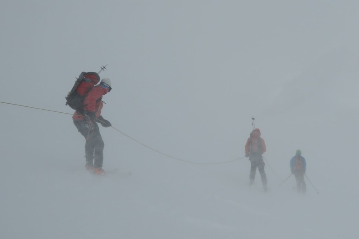 Skihochtour: Angeseilte Abfahrt – nur der Seilschaftserste fährt mit Stöcken.