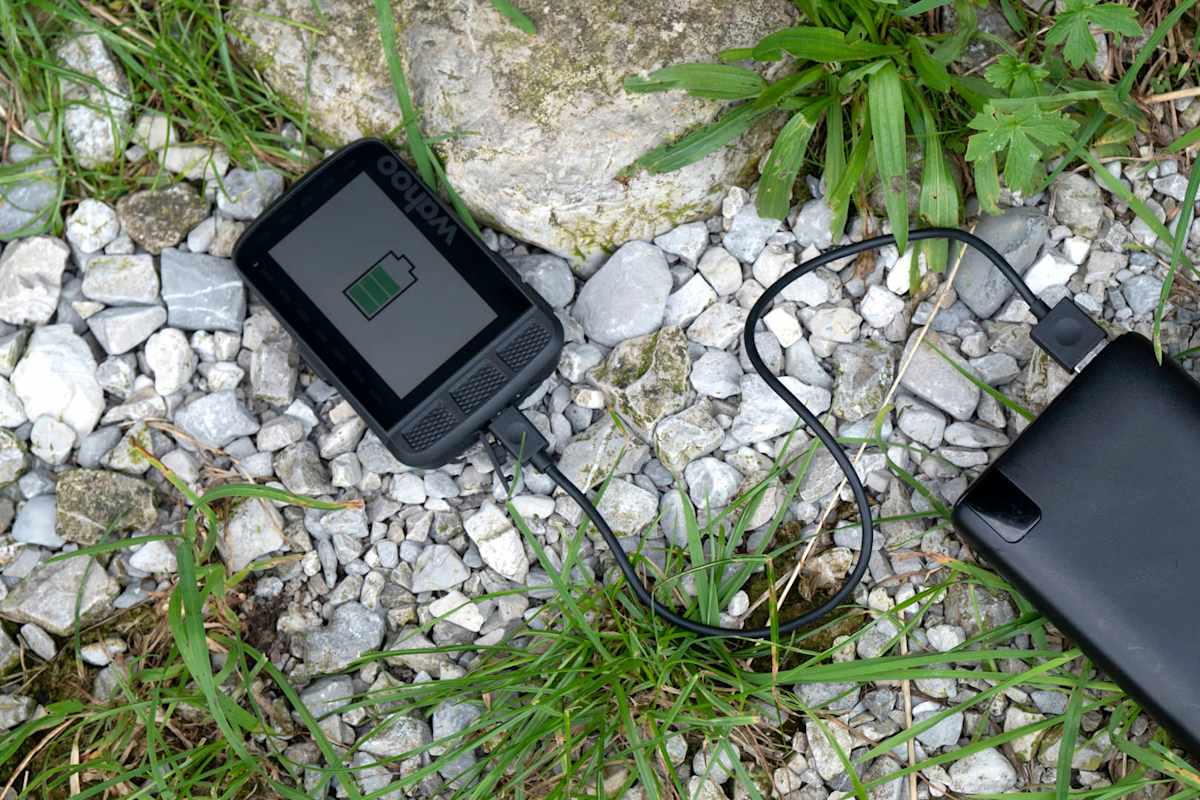 Gerade auf längeren Touren empfiehlt sich ein Fahrradcomputer – und die passenden Ladegeräte nicht zu vergessen!