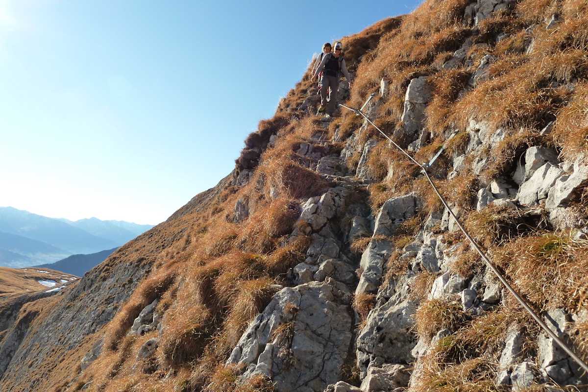 Steile Grasflanken und Schrofengelände sind typisch für schwierige Bergwege.