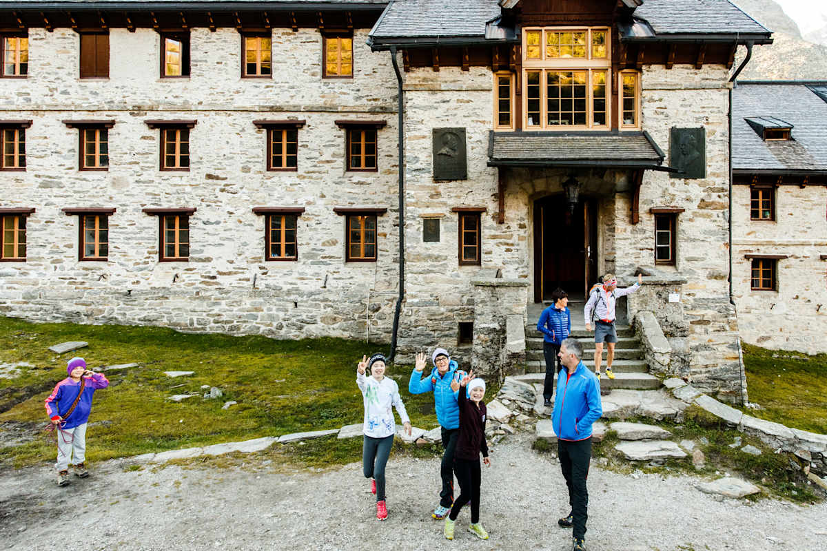 Die ersten Gäste verlassen um halb fünf in der Früh das Haus. Diese hier sind etwas später dran.