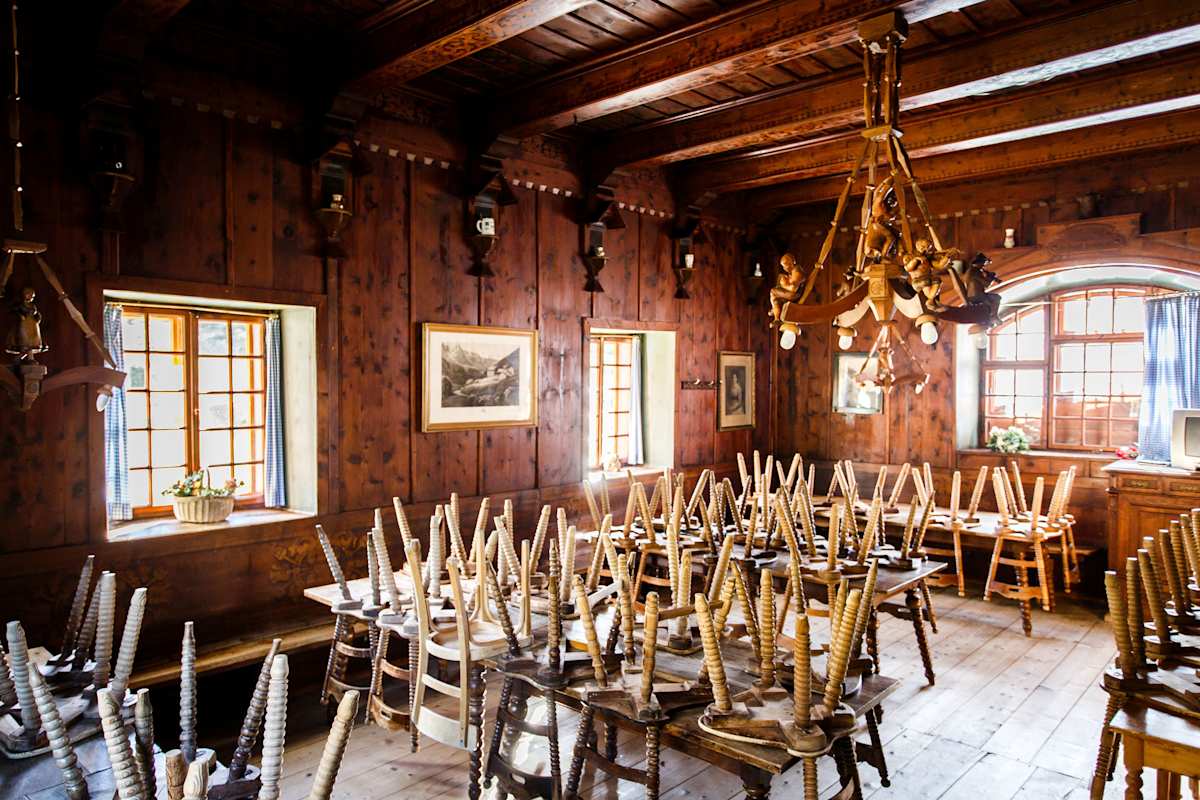 Im Damensalon erinnert ein uralter Holzleuchter mit geschnitzten Musikanten und einem Tanzpaar in der Mitte an die edlen Spenderinnen.