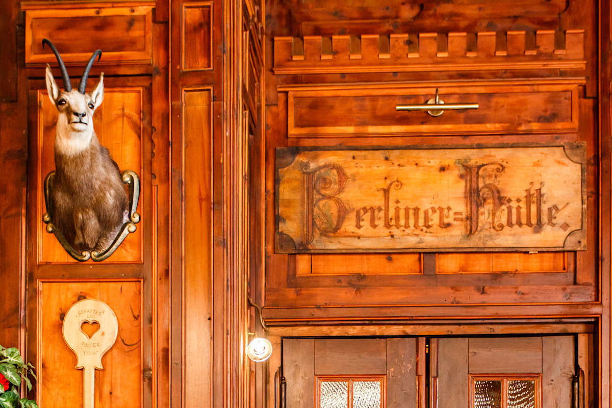 Mondänes Entree: Stammgäste treten mit lässiger Selbstverständlichkeit durch die Schwingtür.