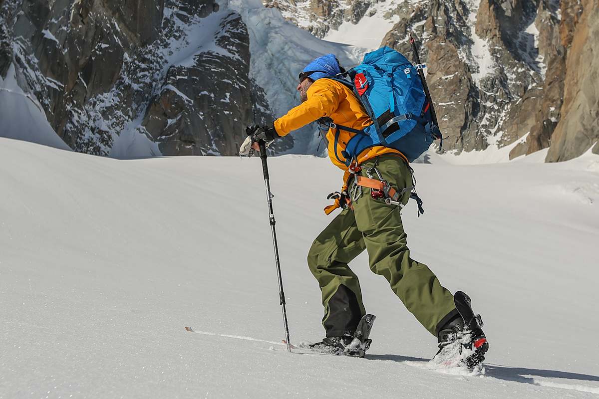 Die Leichtbauweise der PLUM Bindungen unterstützt Skitourengeher dabei, Energie beim Bergauf gehen zu sparen.