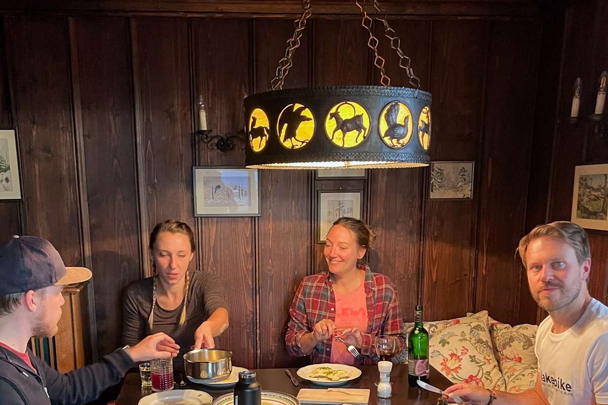 Glücklich beim Abendessen