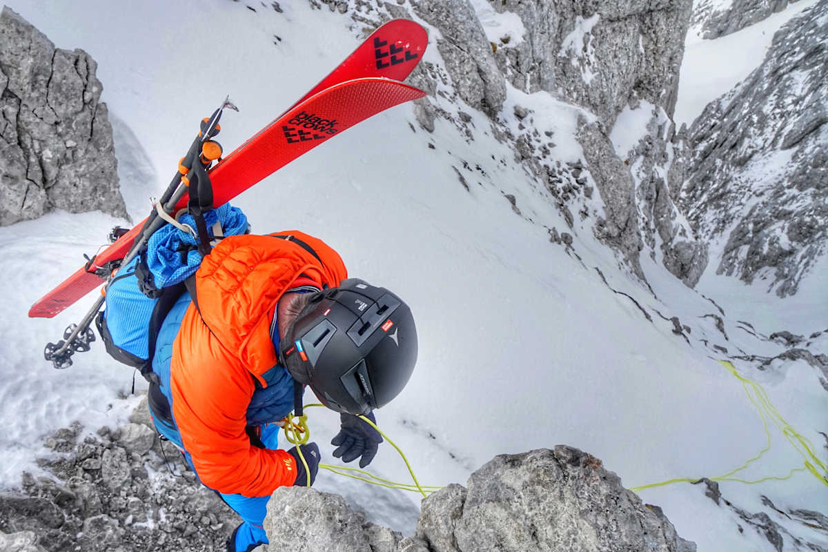 Skibergsteiger mit dem Backland Helm von Atomic