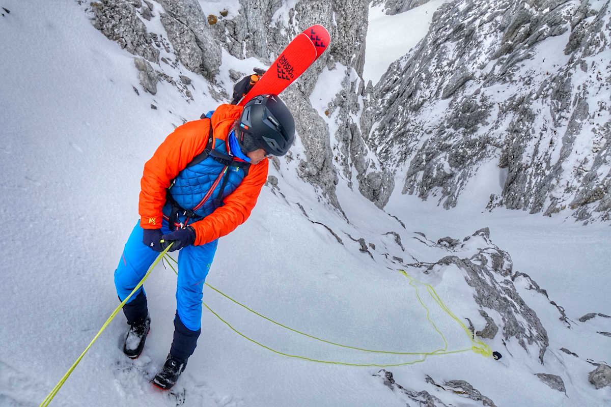 Skibergsteiger beim Abseilen in einer Steilstufe