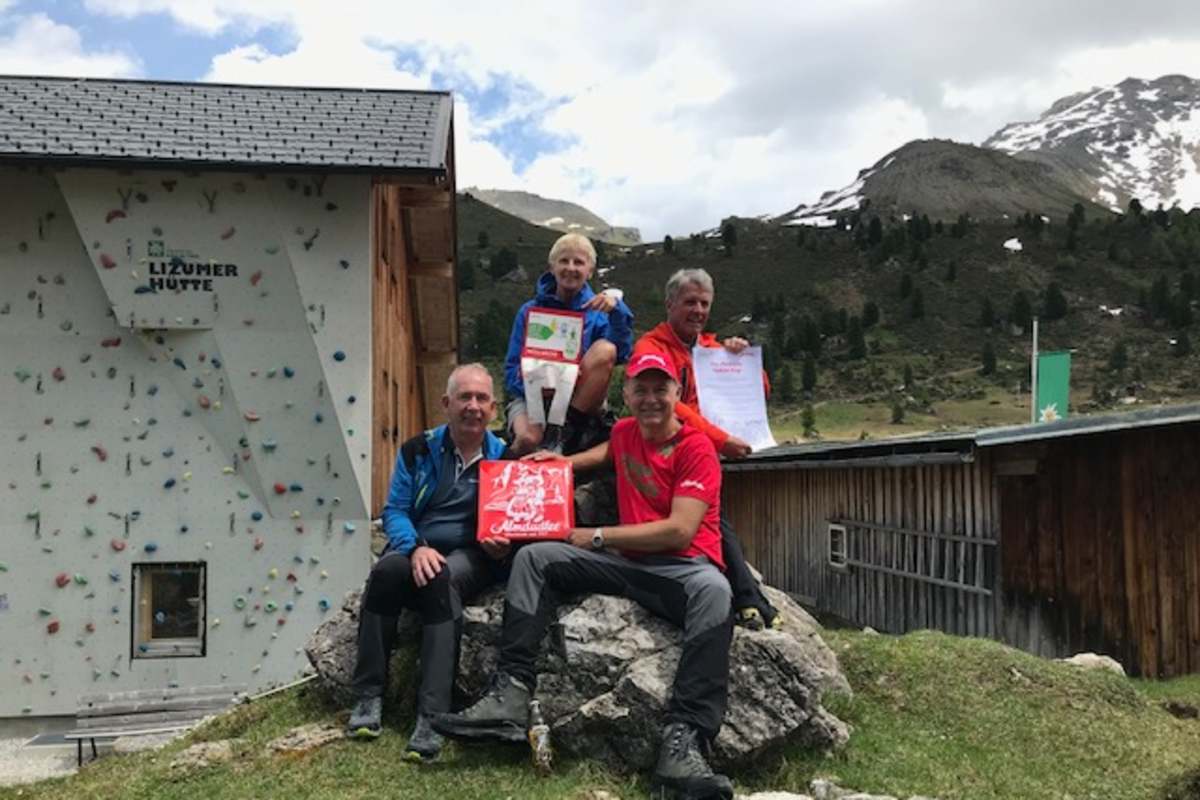 Aktion Saubere Berge. Vorne: Obmann der Sektion Hall in Tirol, Romed Giner, Almdudler-Geschäftsführer Gerhard Schilling; Hinten: Ingrid Hayek, Vizepräsidentin ÖAV, Peter Habeler