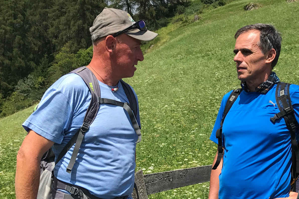 Christoph Alfreider, AVS-Ortstelle St. Marin in Thurn, einer der Initiatoren des Bergsteigerdorfes im Gespräch mit Landesrat Richard Theiner.