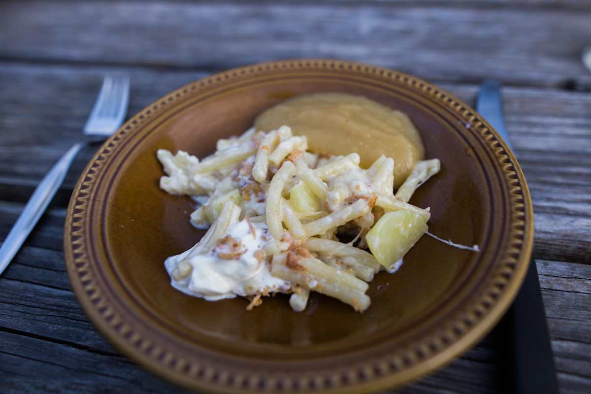 Älplermagronen: eine Schweizerische Spezialität, bestehend aus Teigwaren, Kartoffeln, Rahm, Käse und Zwiebeln.