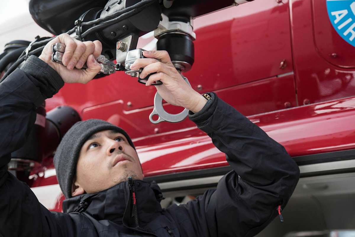 Der zweite Kameraassistent fixiert eine der vielen GoPros am Heli