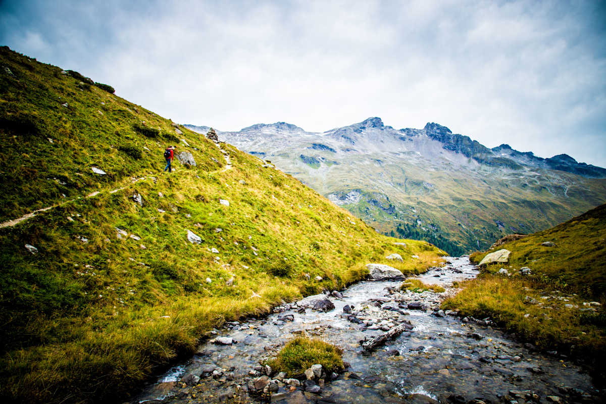 Hier erwarten uns immer wieder schöne Ausblicke auf den Talboden des Gschlößbaches