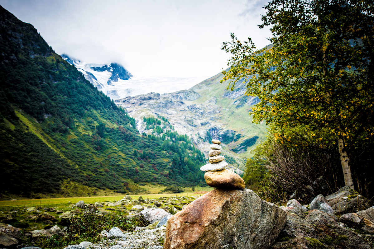 Auf dem Weg vom Tauernhaus (1.512m ) in Osttirol geht ein Wanderweg Richtung Innergschlöß zum Venedigerhaus (1.691m)