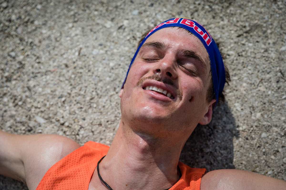 Erschöpft aber glücklich: Toni Palzer am Ende seiner Kräfte im Ziel angelangt