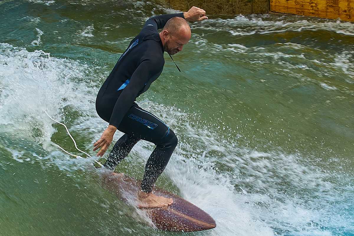Eine dünne Wasserschicht zwischen Körper und Neoprenanzug schützt vor Auskühlung