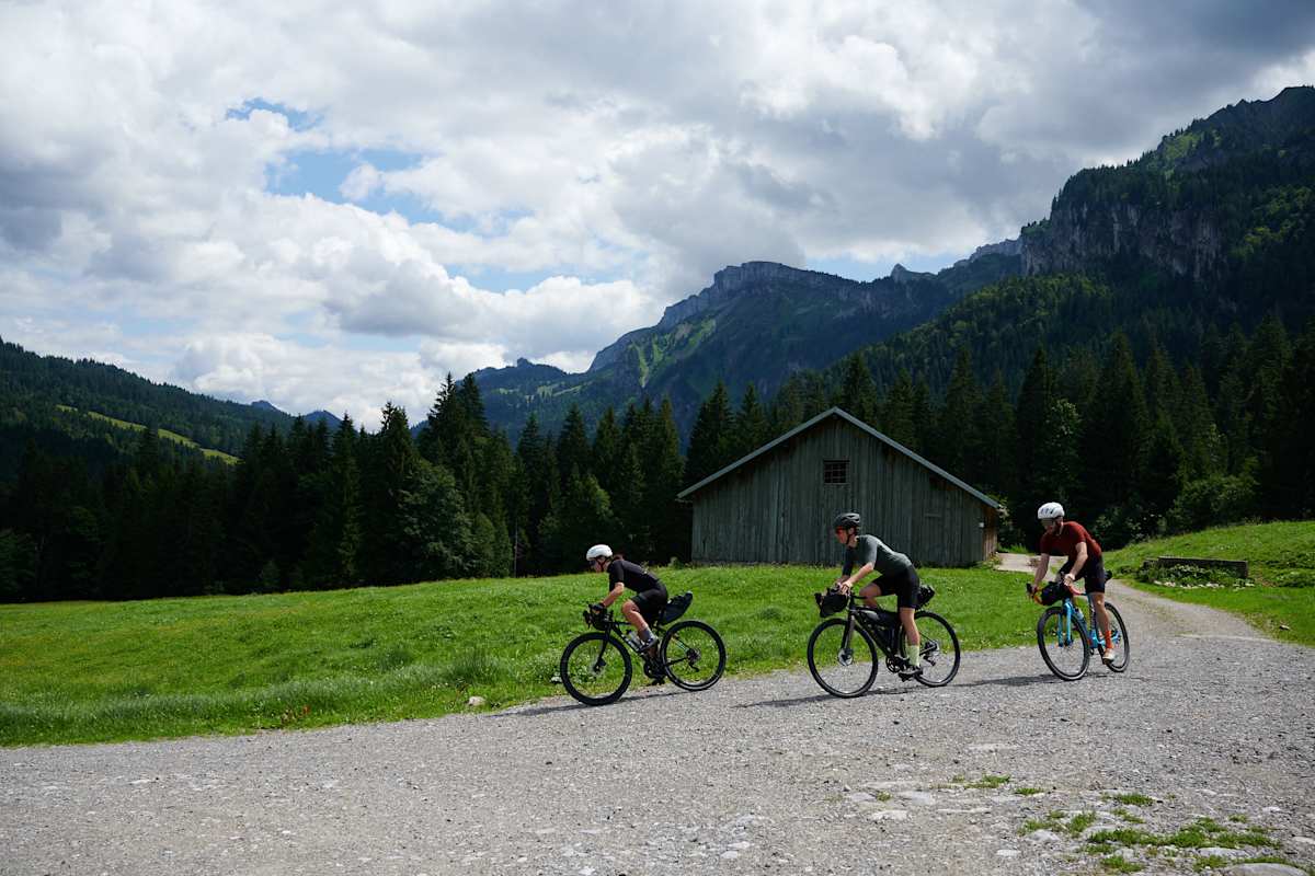 Auf ruhigen Schotterwegen Richtung Rohrmoostal.