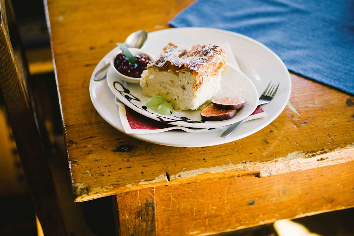 Hüttenwirtin Helga Traxler ist weit über die umliegenden Gipfel hinaus bekannt für ihre wunderbaren Mehlspeisen.