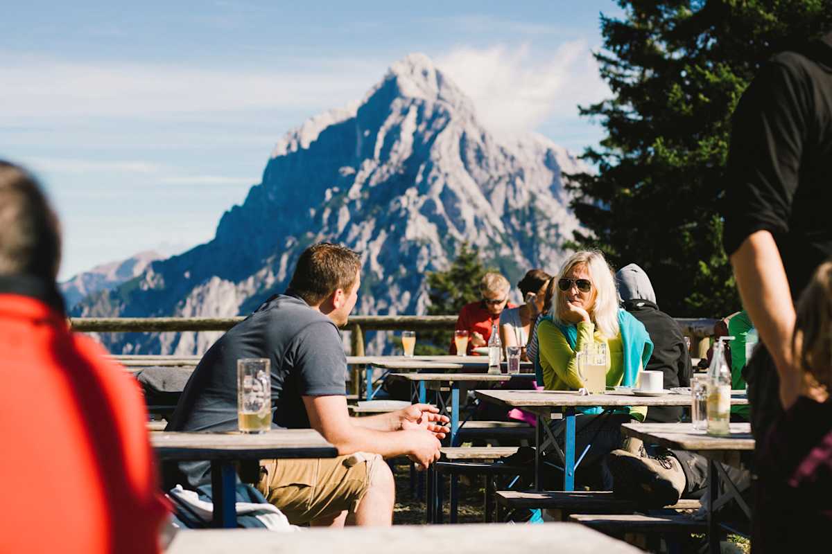 Der Berg ruft – im Hintergrund der Ödstein. Die sonnige Terrasse entwickelt aber ihre eigenen Beharrungskräfte.