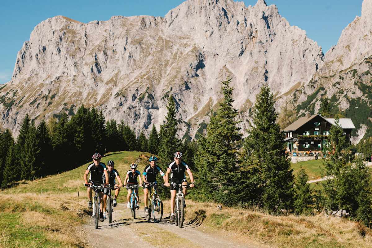 Sportliche Stammgäste: Die Radlerrunde aus Gaishorn kommt einmal die Woche.