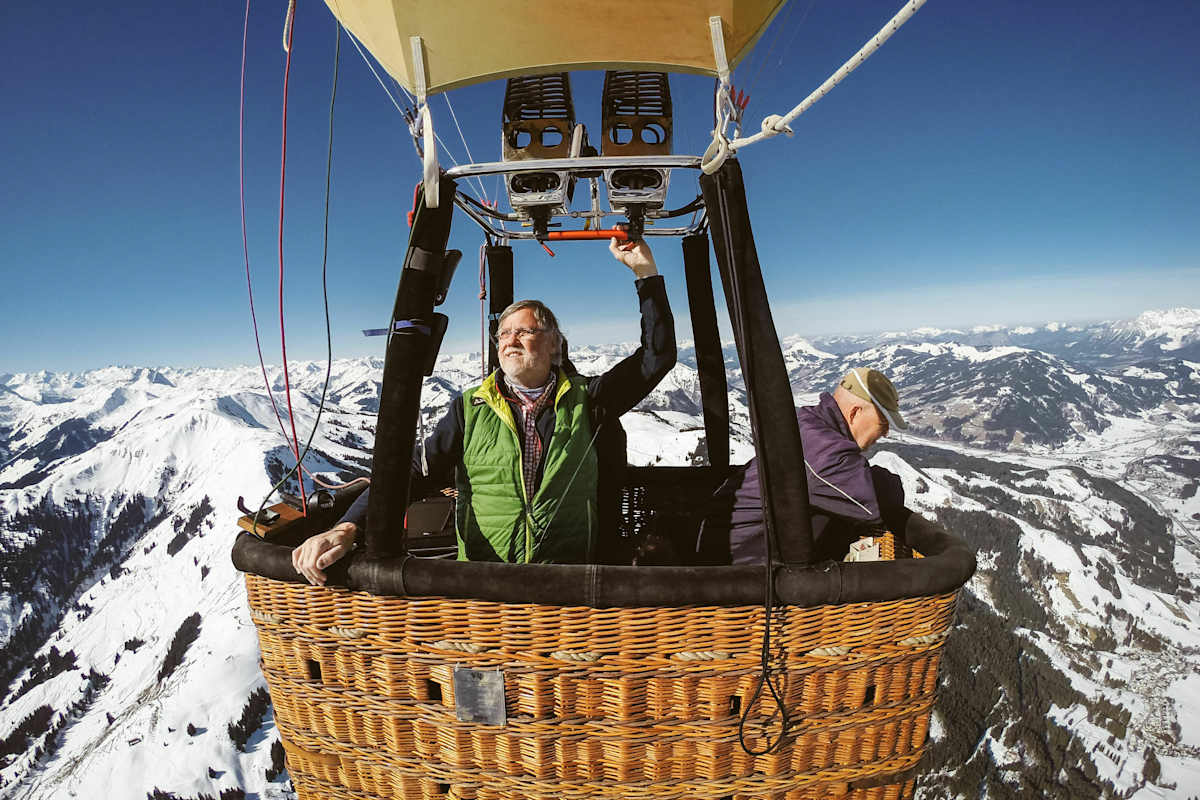 Die Hand am Brenner des Heißluftballons