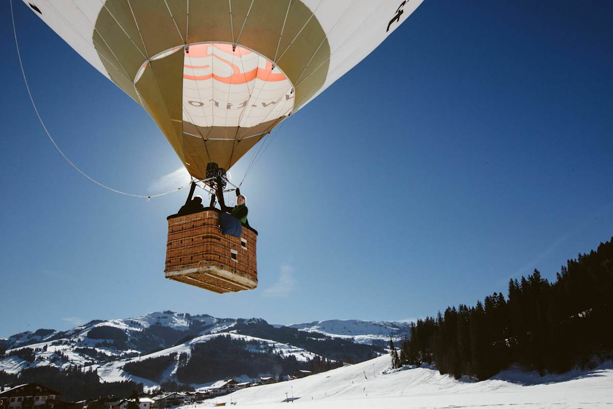 Der heißluftballon steigt auf