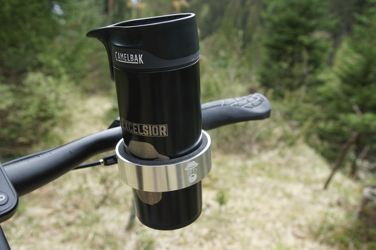 Das Getränk jederzeit griffbereit in der Lenkerhalterung