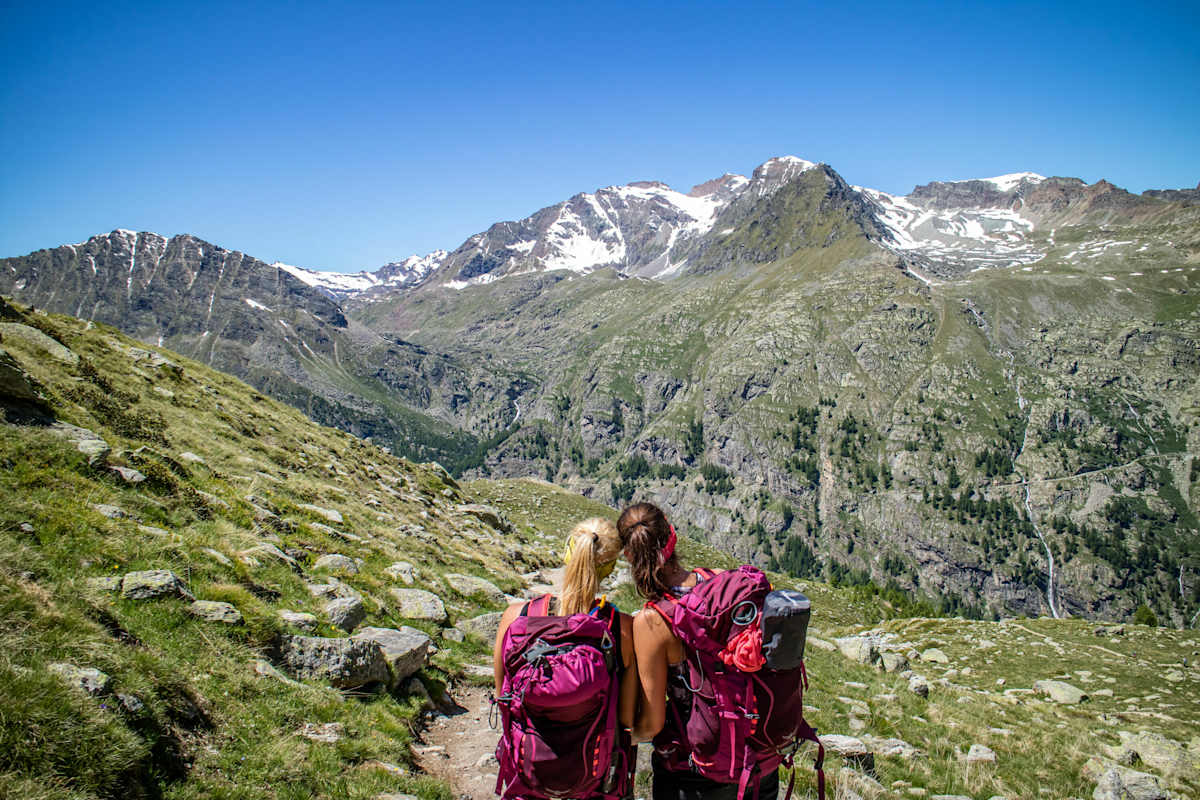 Bye, bye Paradiso! Maggy und Anja vor dem Paradiso-Massiv