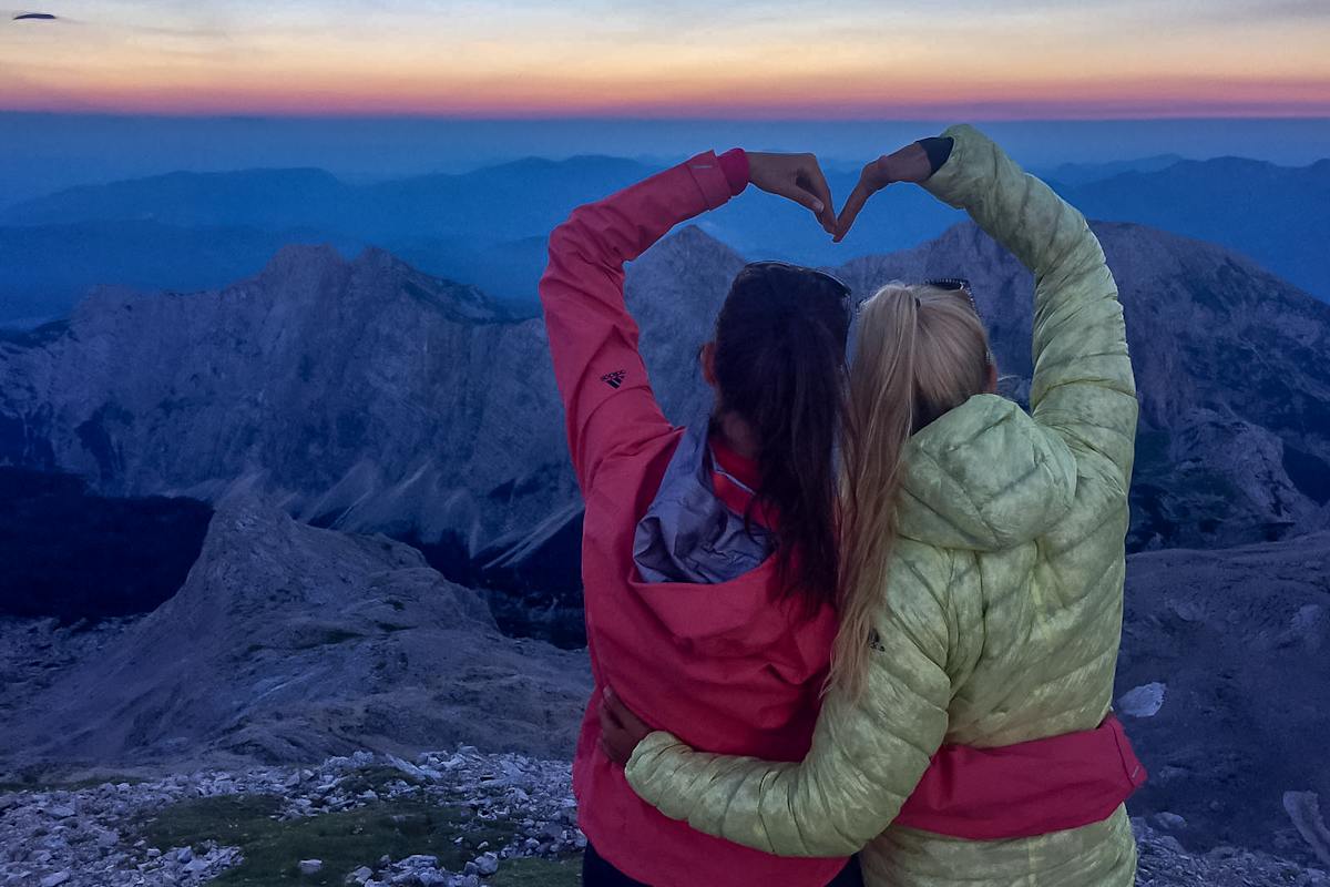 Maggy und Anja beim Sonnenuntergang auf dem Triglav